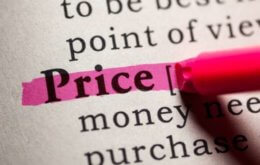 página de dicionário com a palavra "price", preço em inglês, grafada com marca-texto rosa