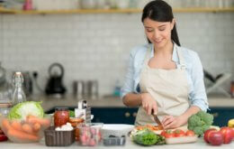 Mulher cozinhando representando um Curso de gastronomia online